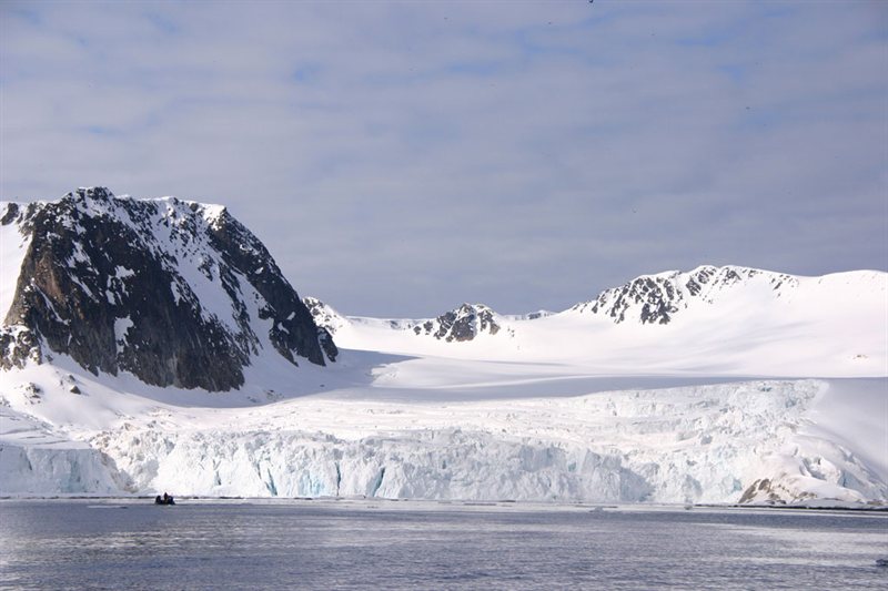 Alrededor de Spitsbergen, en El Reino Helado del Oso Polar salida 15/07/2027
