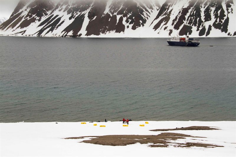 Norte de Spitsbergen Basecamp - Kayak Gratuito, Raquetas de Nieve / Senderismo, Taller de Fotografía salida 23/06/2027